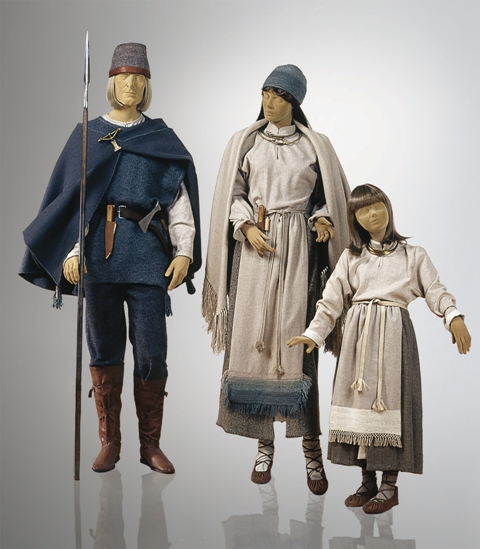 Lietuvių (rytų baltų) genties kostiumas Lietuvos nacionaliniame muziejuje. VII–VIII a. Pagal Karmazinų ir Neravų pilkapių tyrinėjimų medžiagą Kęstučio Stoškaus nuotrauka
