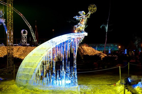 Festivalio rengėjų nuotr./Ledo skulptūra Jelgavos ledo festivalyje