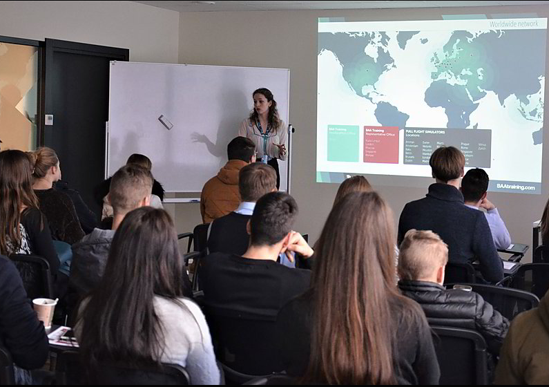 Moksleiviai patys savo akimis galėjo pamatyti, kaip veikia didelės įmonės, sužinoti, kokių specialistų joms reikia, netgi aptarti darbo ir praktikos galimybes. E.Nakvosaitės nuotr.